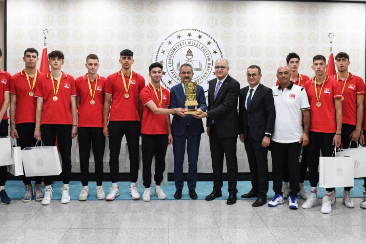 Bakan Özer filenin &#039;Dünya Şampiyonları&#039;nı ağırladı