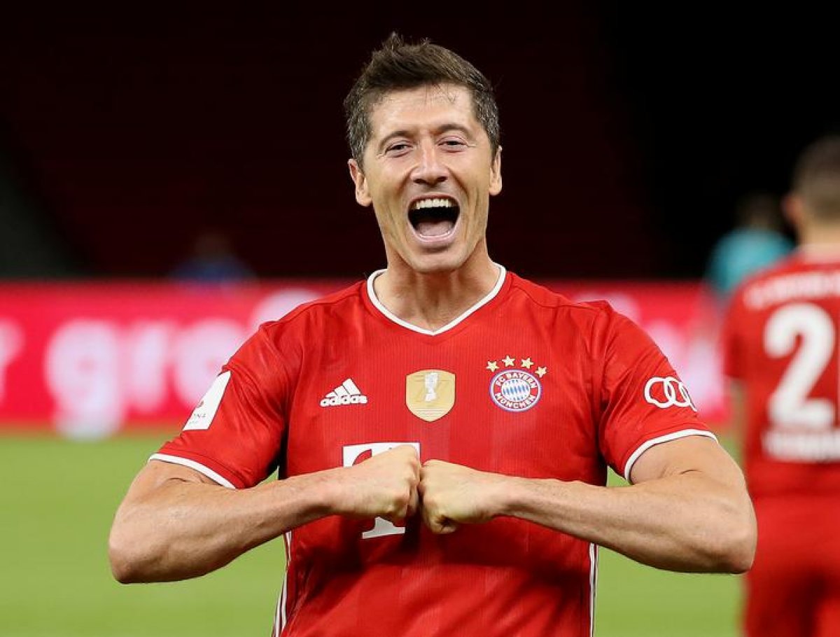 Barcelona Robert Lewandowski'yi resmen açıkladı