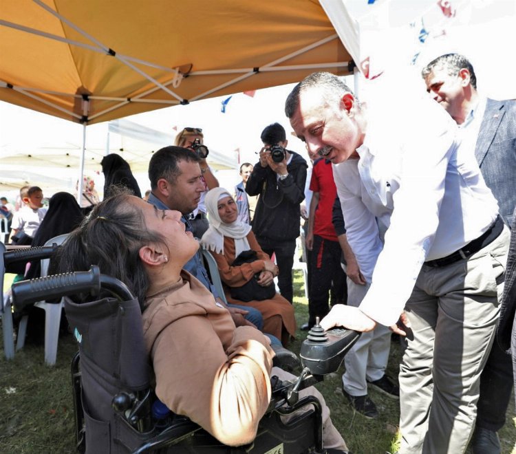 Başkan Büyükakın, engelli gencin yol isteğini yerine getirdi