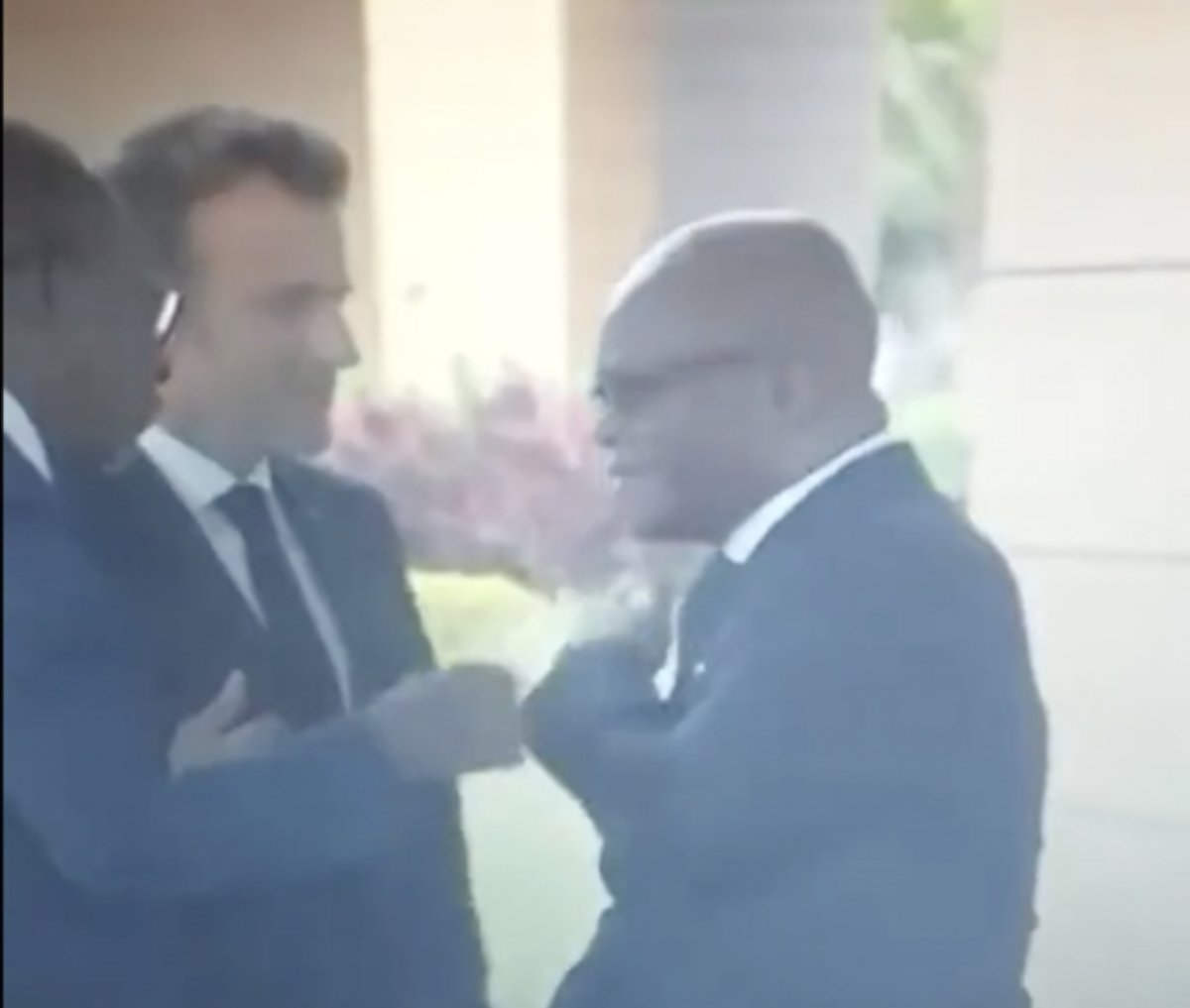 Beninli Bakan'ın, Macron'un dokunduğu omuzunu temizlemesi gündem oldu