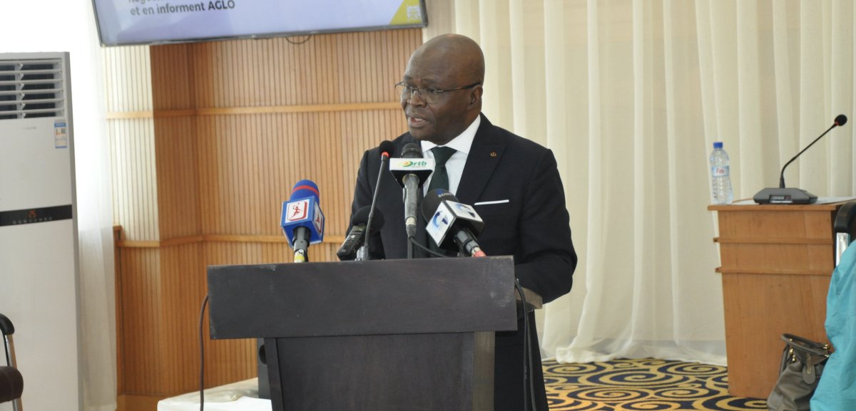 Beninli Bakan'ın, Macron'un dokunduğu omuzunu temizlemesi gündem oldu