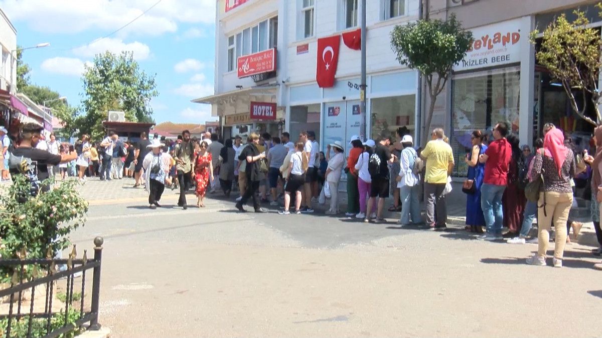 Büyükada'da tatilci yoğunluğu yaşanıyor