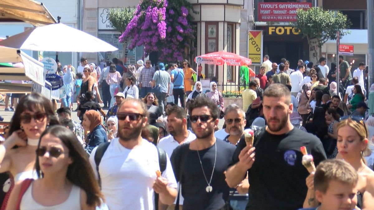 Büyükada'da tatilci yoğunluğu yaşanıyor