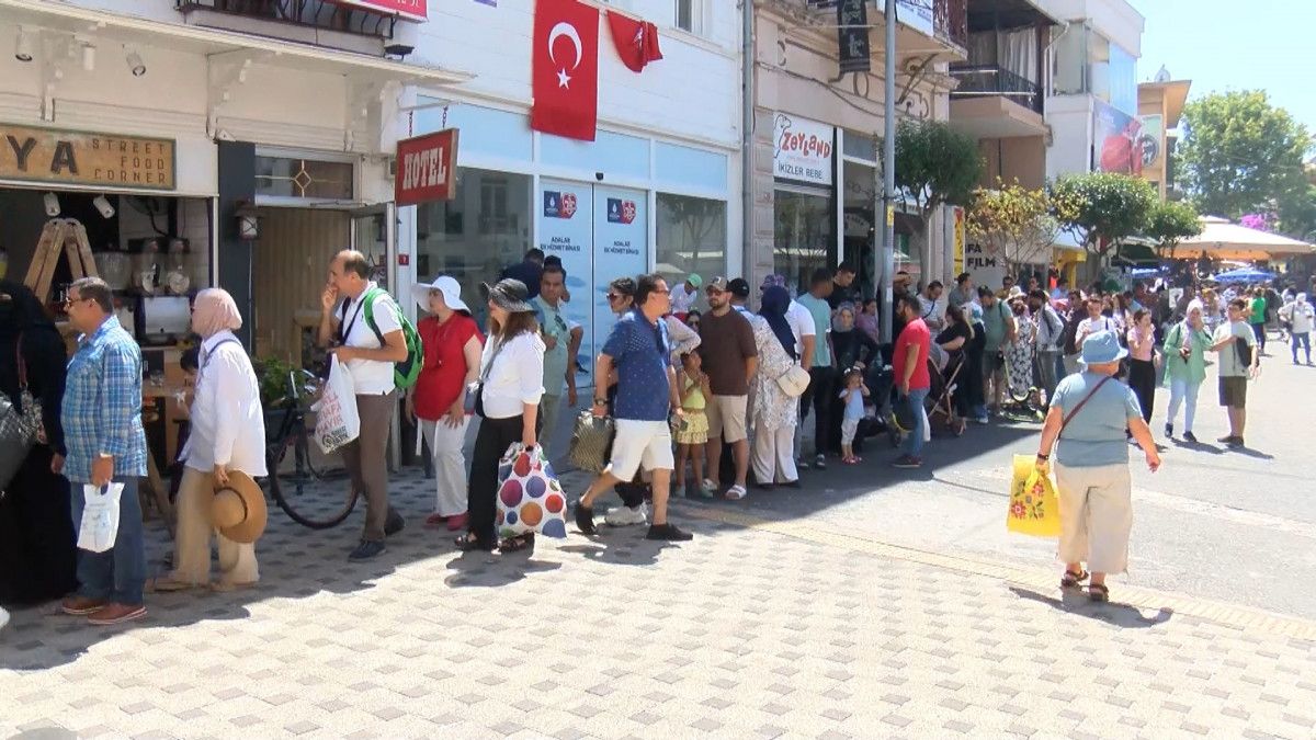 Büyükada'da tatilci yoğunluğu yaşanıyor