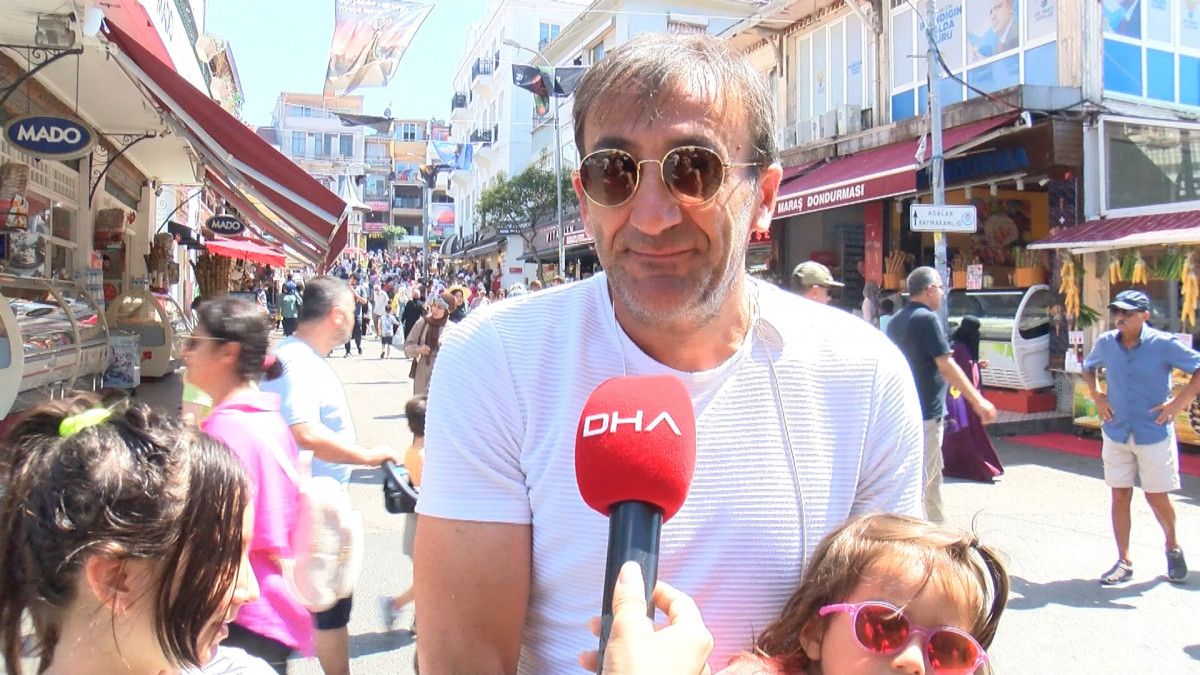 Büyükada'da tatilci yoğunluğu yaşanıyor