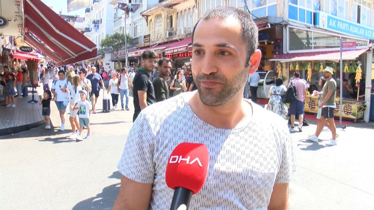 Büyükada'da tatilci yoğunluğu yaşanıyor