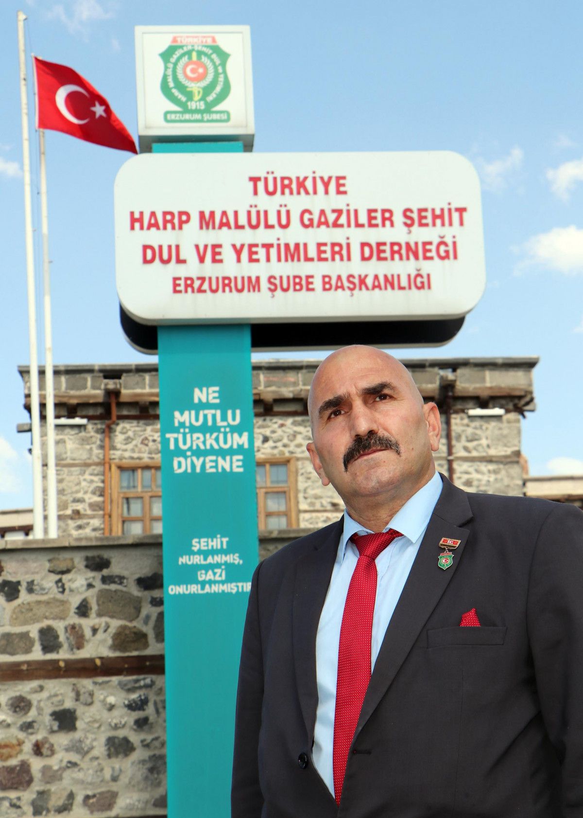 Çocukları görme engelli babaya, 28 yıl sonra 'gazi' unvanı verildi