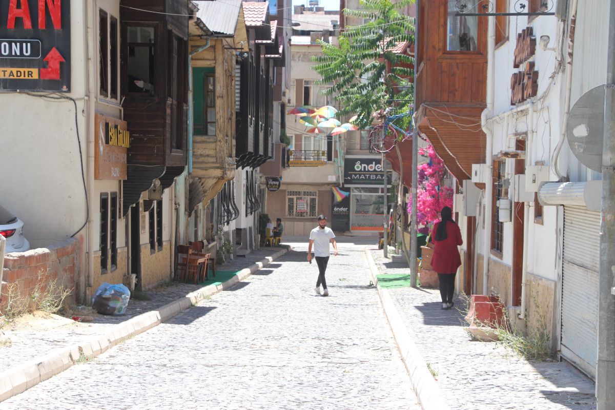 Elazığ'da 39 dereceye ulaşan sıcak hava bunalttı