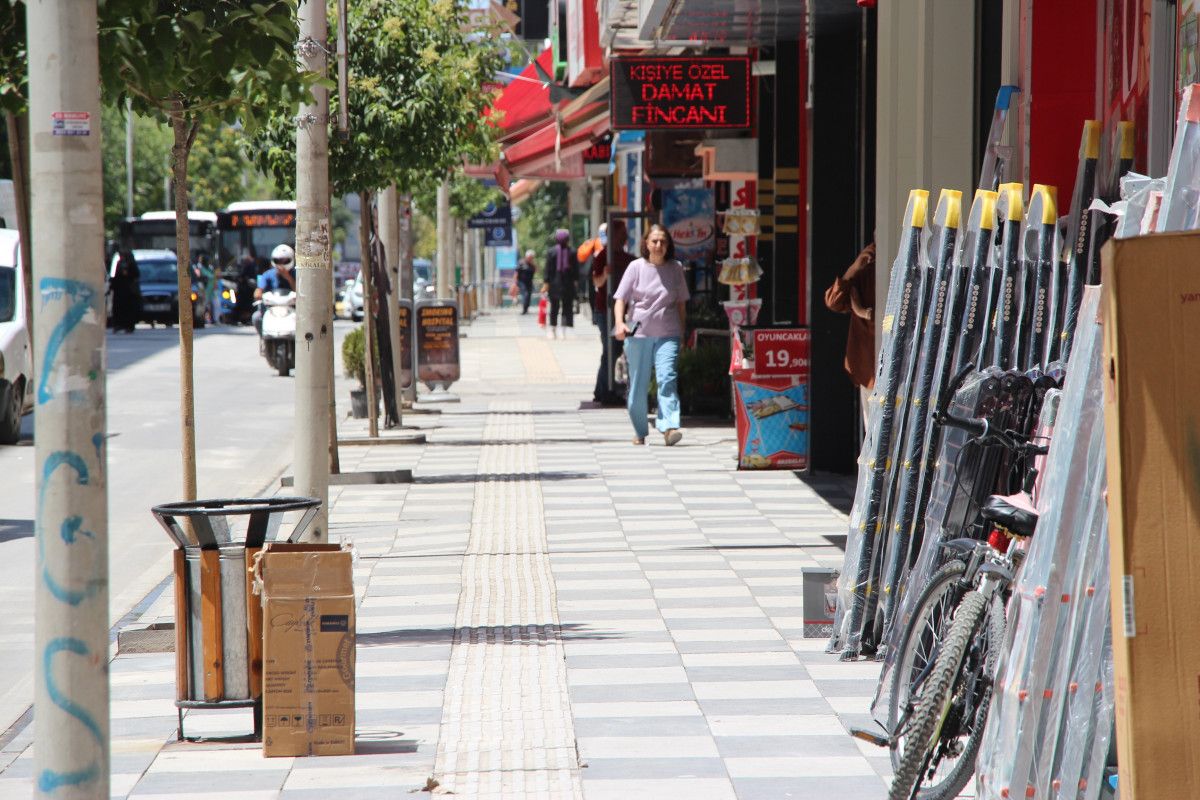 Elazığ'da 39 dereceye ulaşan sıcak hava bunalttı