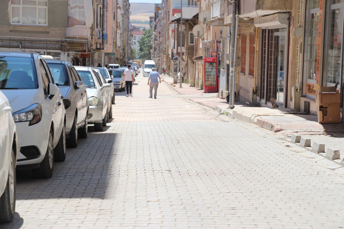 Elazığ'da hava sıcaklığı 39 dereceyi gördü, cadde ve sokaklar boş kaldı
