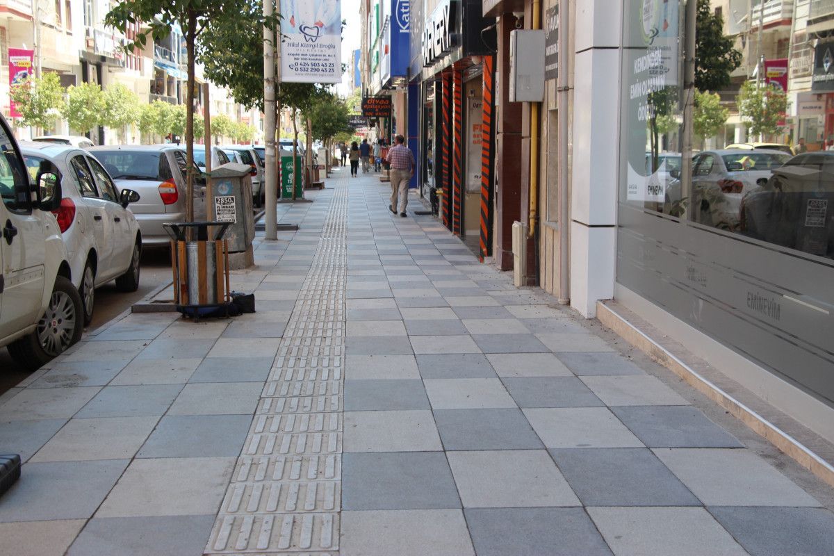 Elazığ'da hava sıcaklığı 39 dereceyi gördü, cadde ve sokaklar boş kaldı