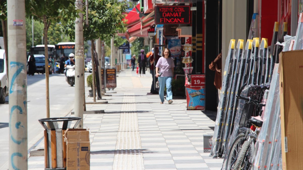 Elazığ&#039;da hava sıcaklığı 39 dereceyi gördü, cadde ve sokaklar boş kaldı
