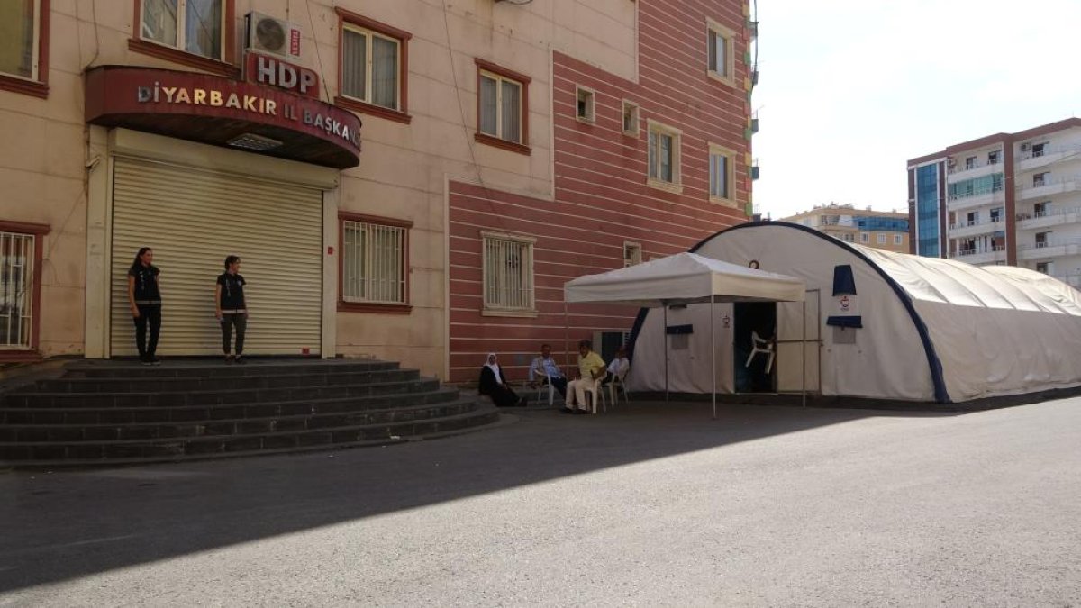 Evlat nöbetindeki baba: En son çocuk dağdan ininceye kadar buradayız