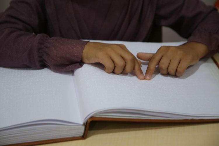Görme engelliler, Braille alfabesiyle Kur'an-ı Kerim öğreniyor