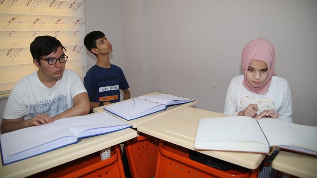 Görme engelliler, Braille alfabesiyle Kur&#039;an-ı Kerim öğreniyor