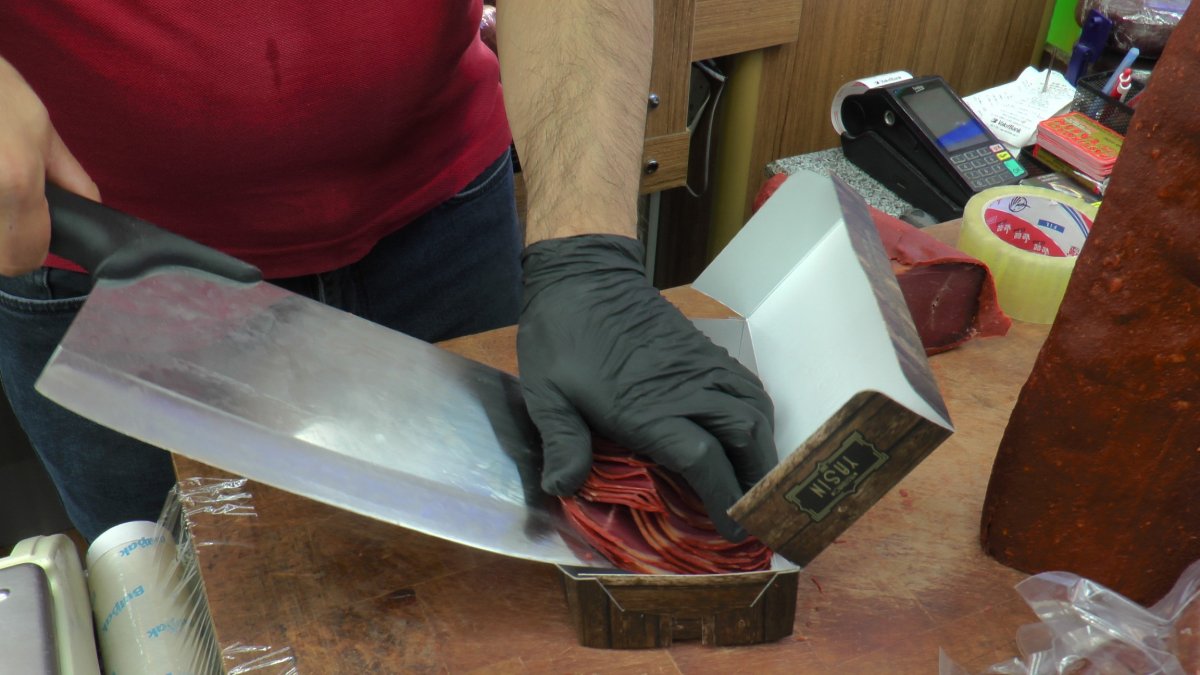 Gurbetçiler yurda geldi, pastırma satışları patladı