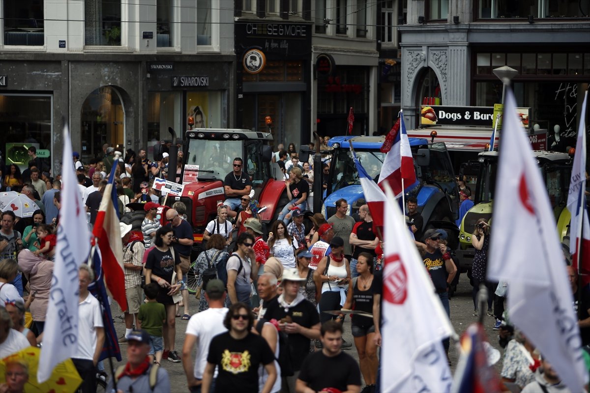 Hollanda’da çiftçilerin yol kapatma eylemleri sürdü