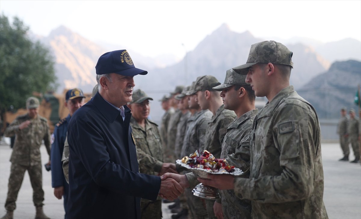 Hulusi Akar Hakkari'de incelemelerde bulunup bayram kutlaması yaptı