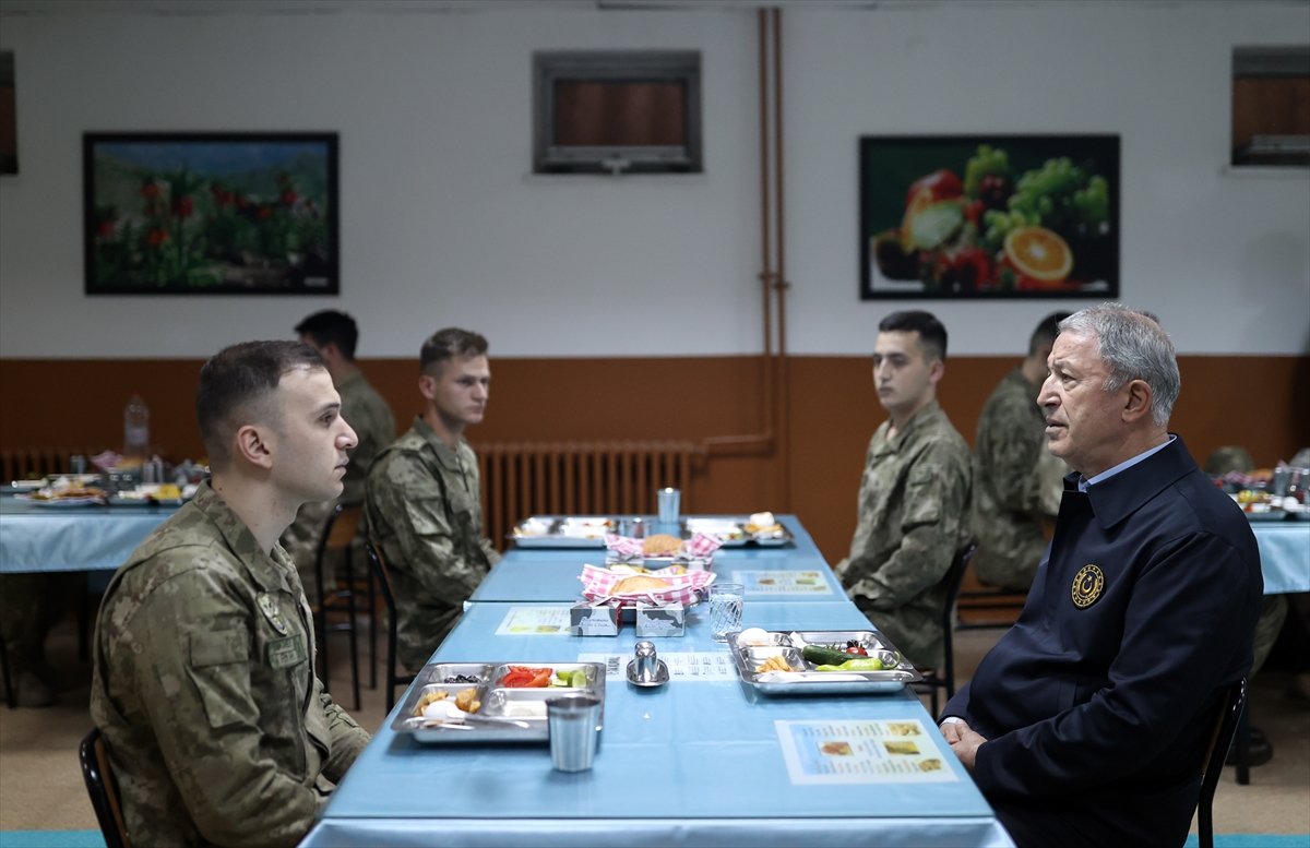 Hulusi Akar Hakkari'de incelemelerde bulunup bayram kutlaması yaptı