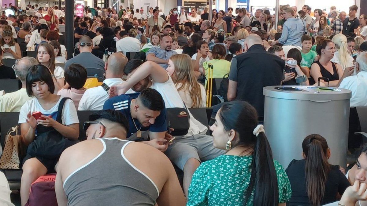 İngiltere'de aşırı sıcaktan Luton Havalimanı'nın pisti eridi