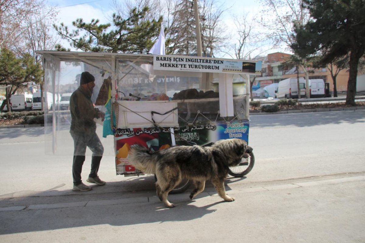 İngiltere'den çıkan Adam Muhammed, 11 ayda yürüyerek Mekke'ye ulaştı
