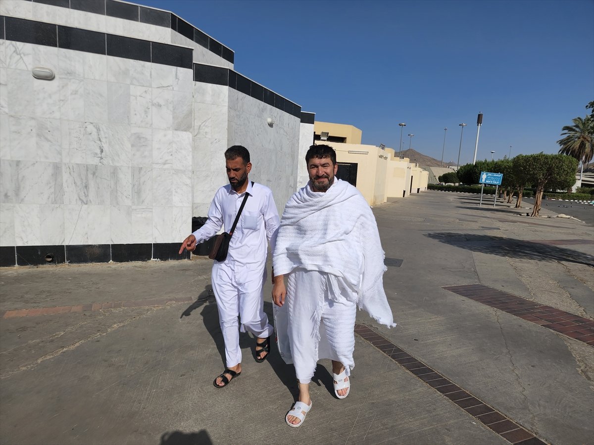 İngiltere'den çıkan Adam Muhammed, 11 ayda yürüyerek Mekke'ye ulaştı