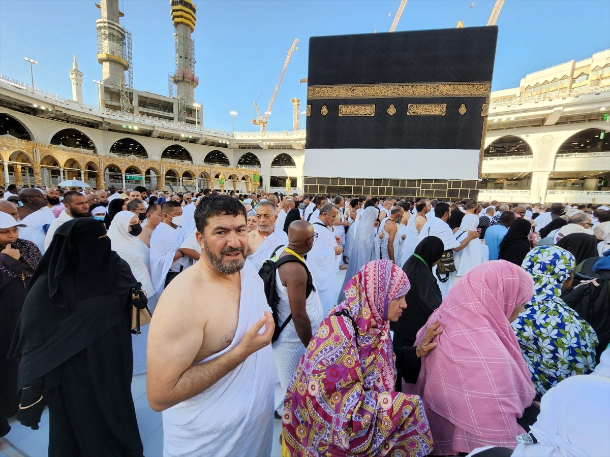 İngiltere'den çıkan Adam Muhammed, 11 ayda yürüyerek Mekke'ye ulaştı