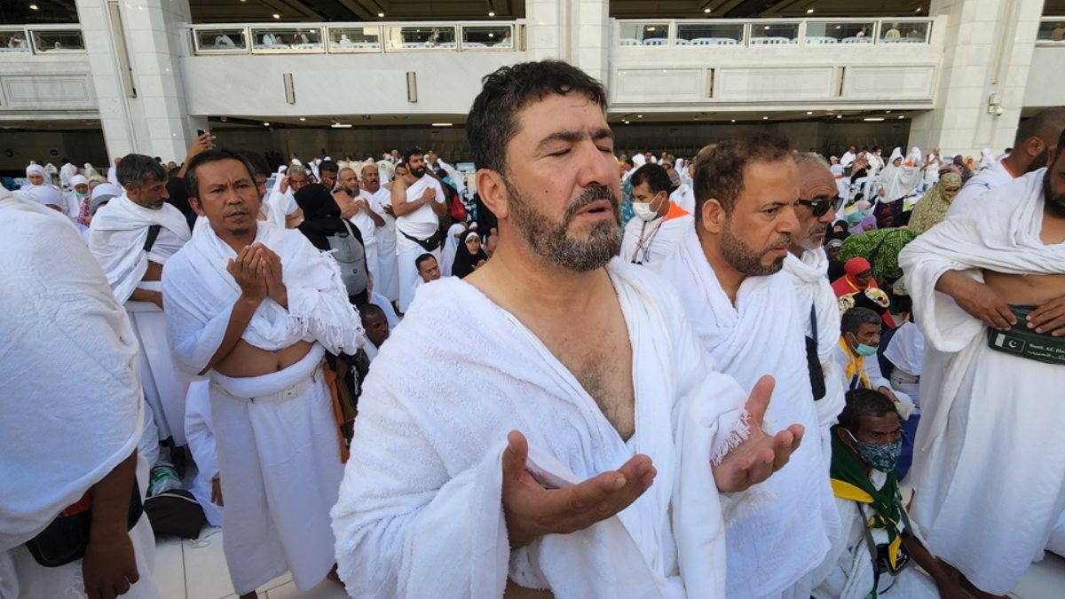 İngiltere'den çıkan Adam Muhammed, 11 ayda yürüyerek Mekke'ye ulaştı