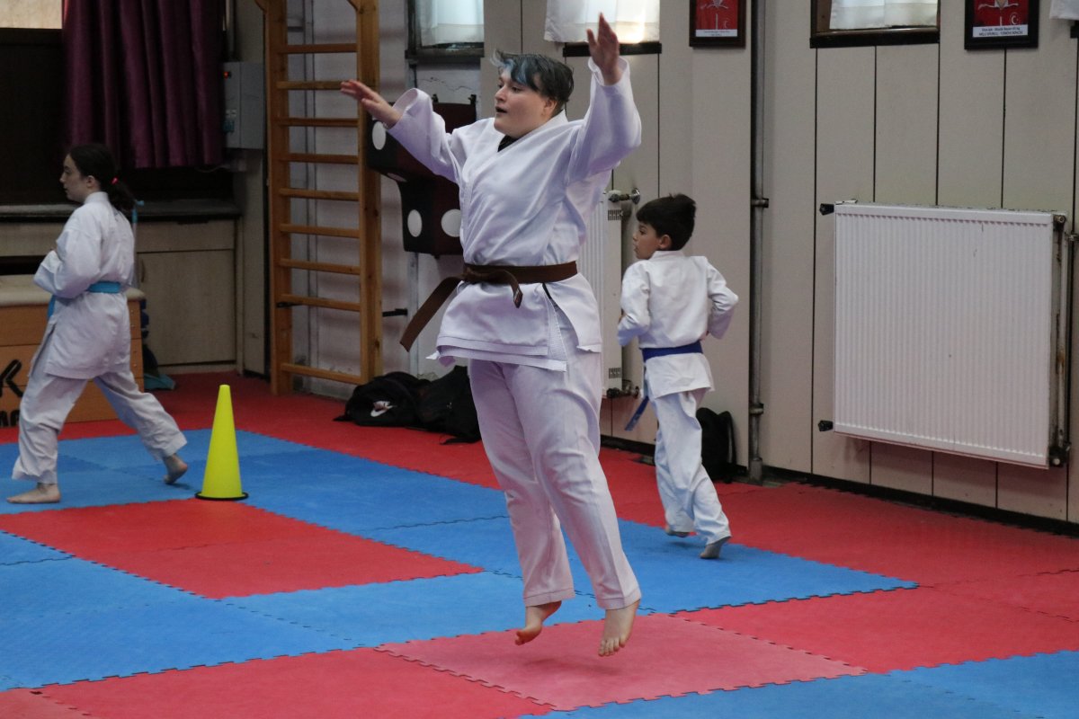 İşitme engelli Cansu karate ile hayata bağlandı
