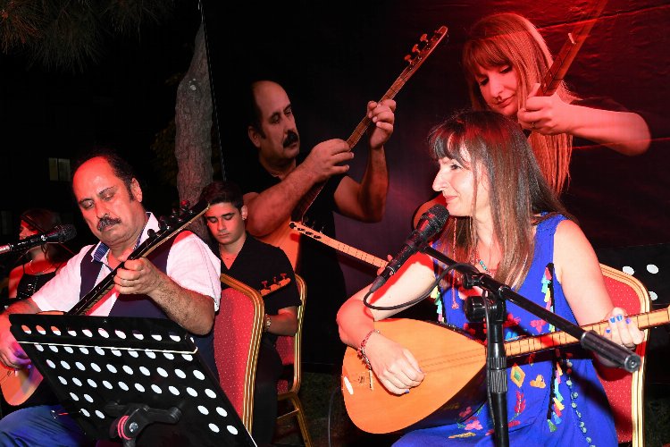 İzmir Karabağlar&#039;da yaz coşkusu