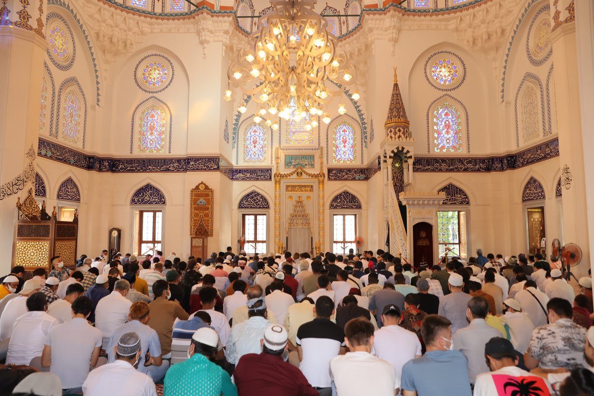 Japonya'da bayram namazı iki kez kılındı