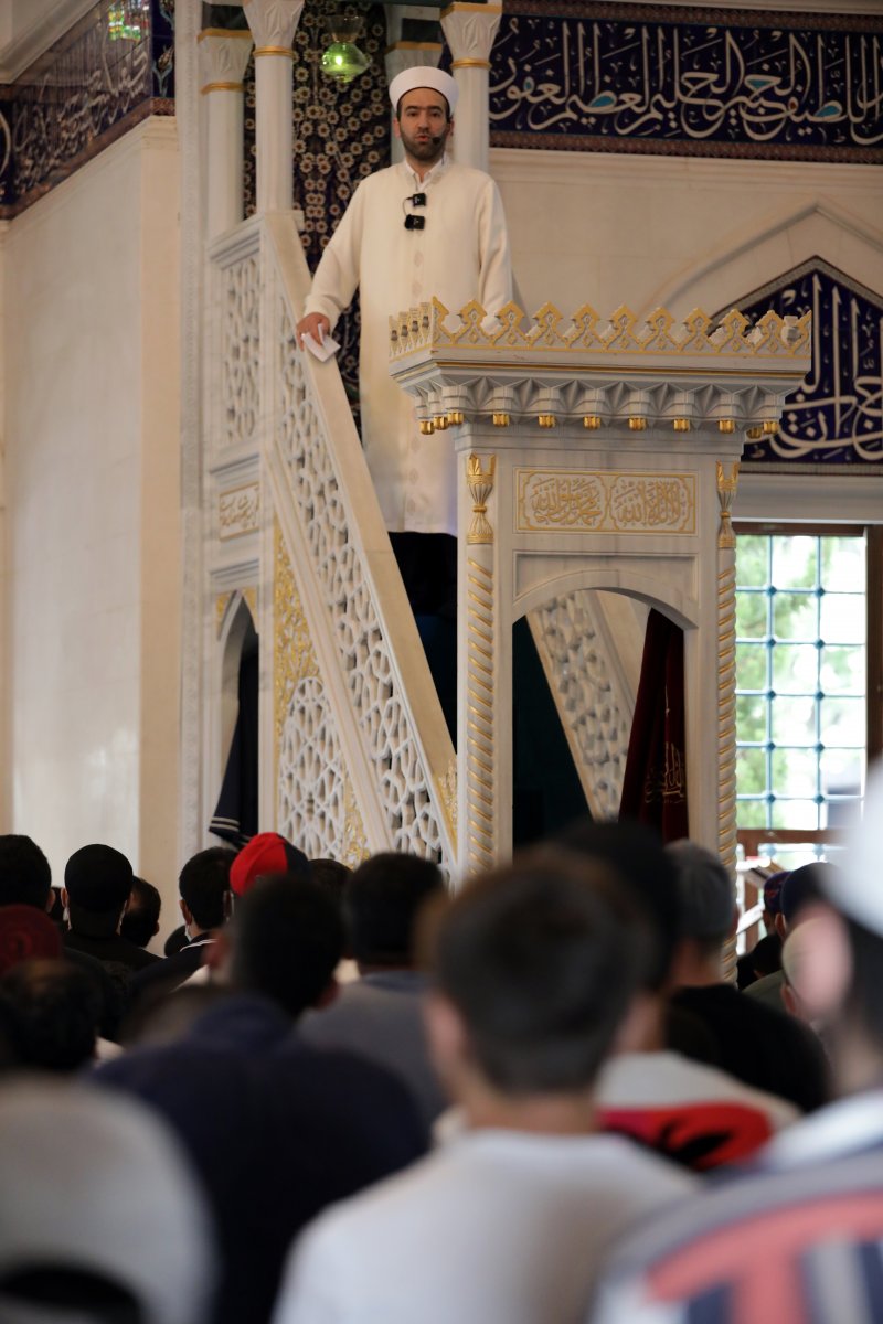 Japonya'da bayram namazı iki kez kılındı