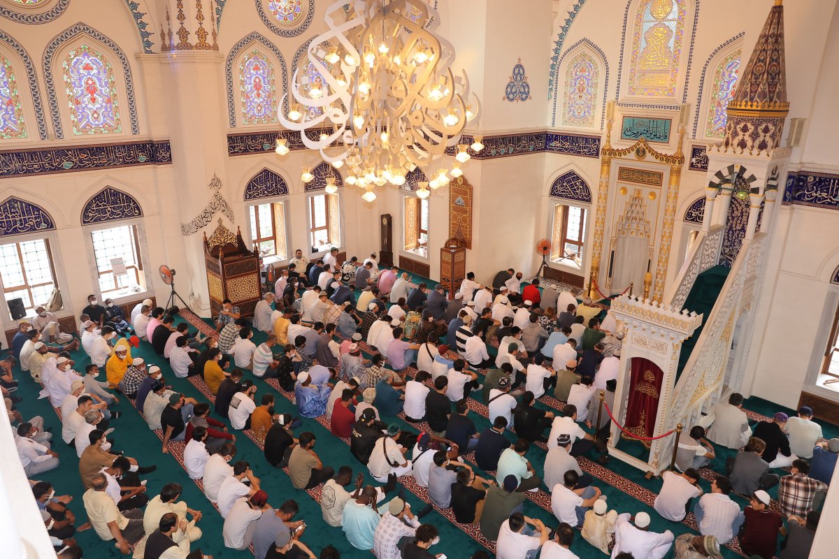 Japonya'da bayram namazı iki kez kılındı