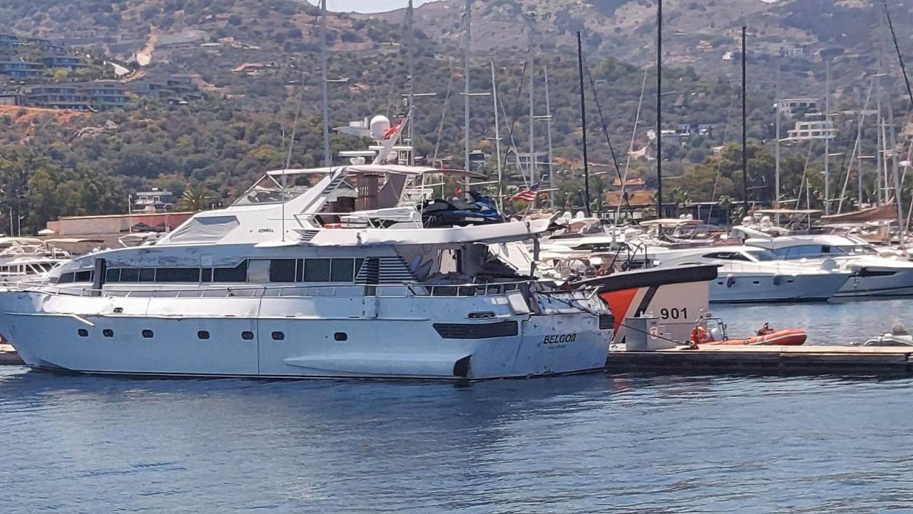 Kaçmaya çalışan lüks yat, ateş açılarak durduruldu