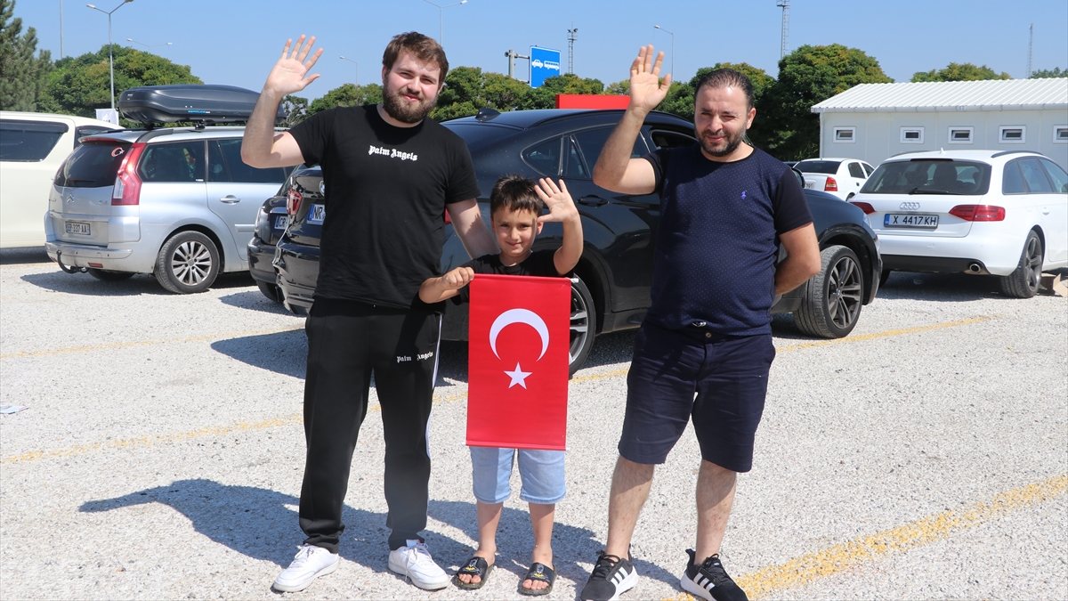 Kapıkule Sınır Kapısı’nda gurbetçiler dönüş sevinci yaşadı