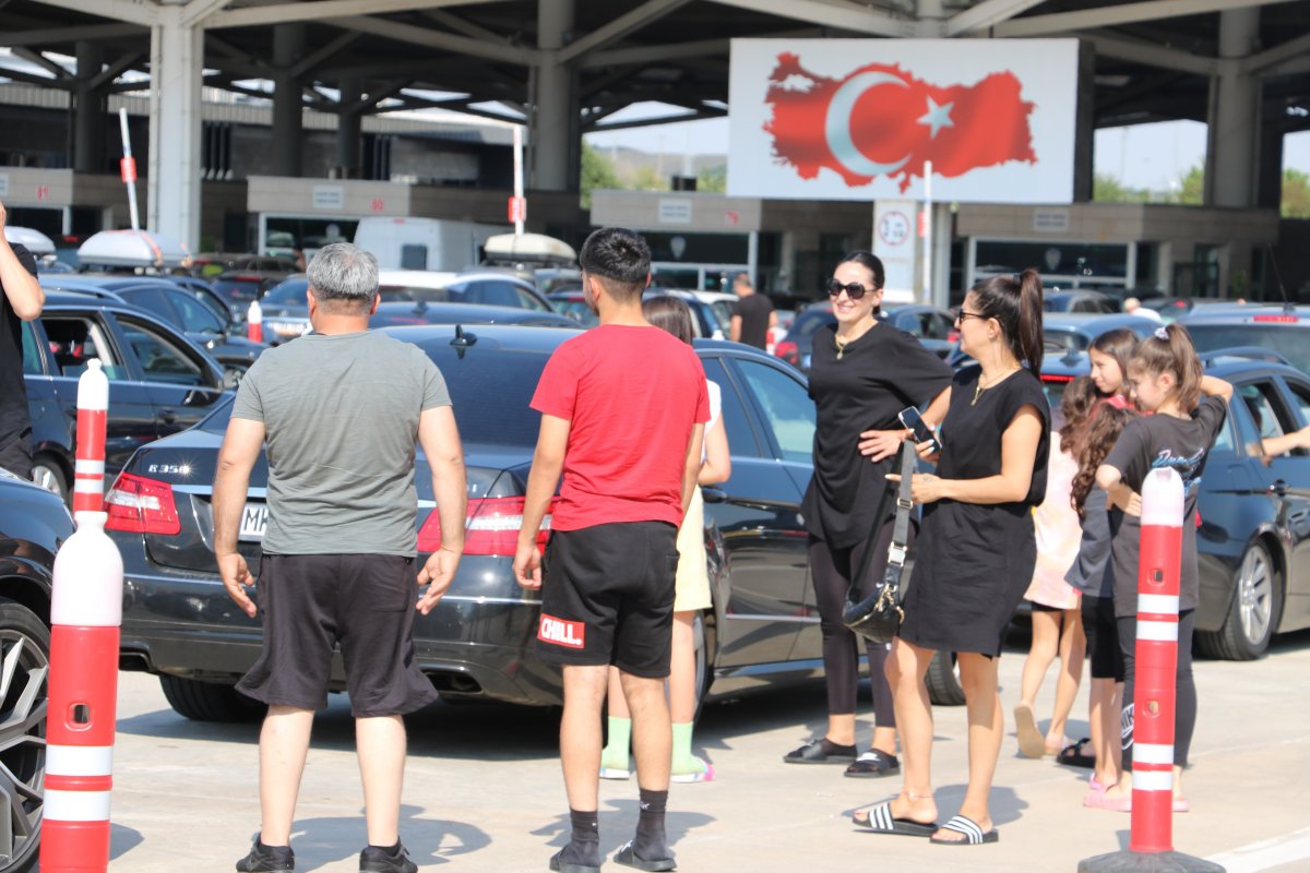 Kapıkule Sınır Kapısı’nda, gurbetçilerin dönüş sevinci