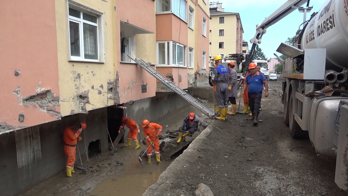 Kastamonu'da AFAD temizlik çalışmasını sürdürüyor