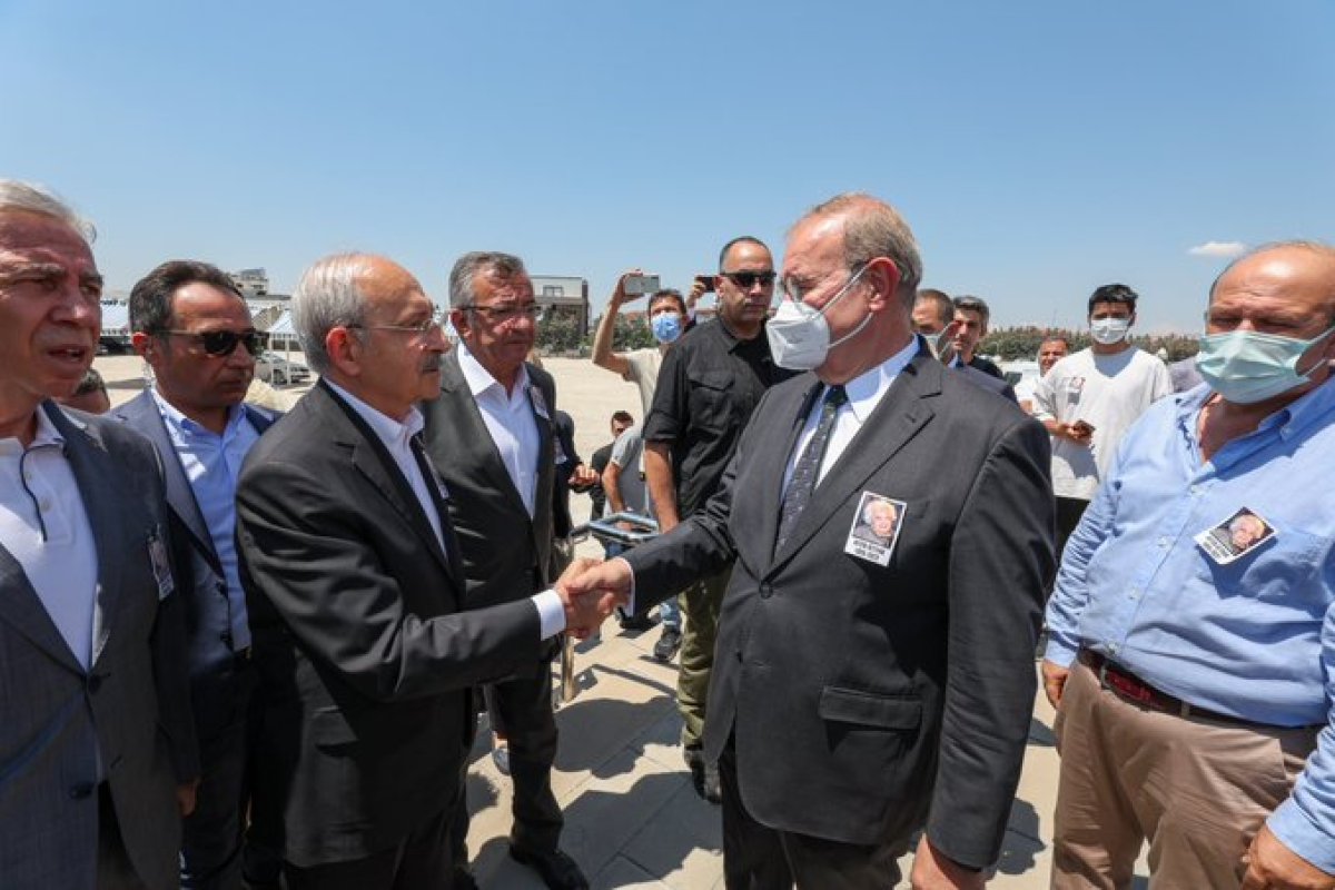 Kemal Kılıçdaroğlu, CHP sözcüsü Faik Öztrak'ın annesinin cenaze törenine katıldı