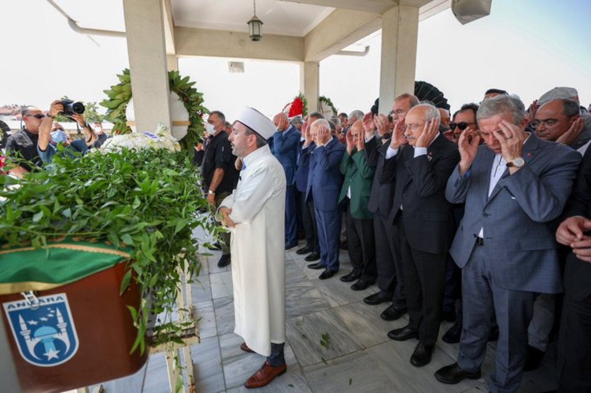 Kemal Kılıçdaroğlu, CHP sözcüsü Faik Öztrak'ın annesinin cenaze törenine katıldı