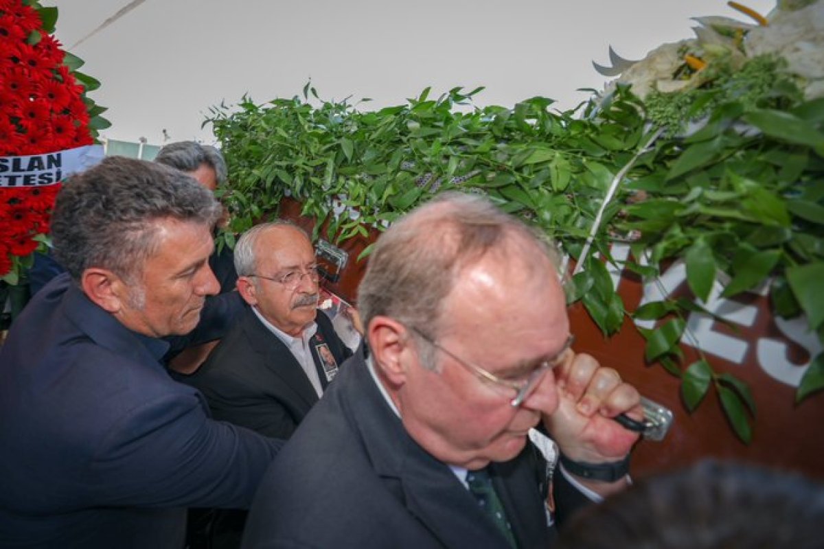 Kemal Kılıçdaroğlu, CHP sözcüsü Faik Öztrak'ın annesinin cenaze törenine katıldı