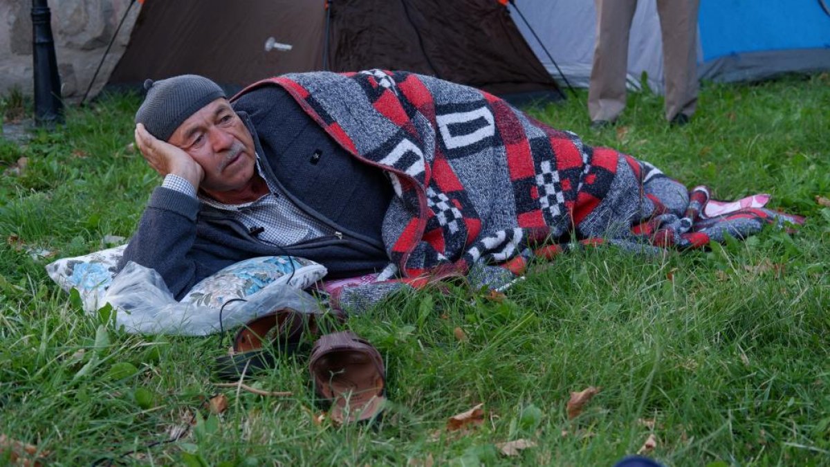 Kırkpınar için Edirne'ye gelenler, otel bulamayınca parklarda sabahladı