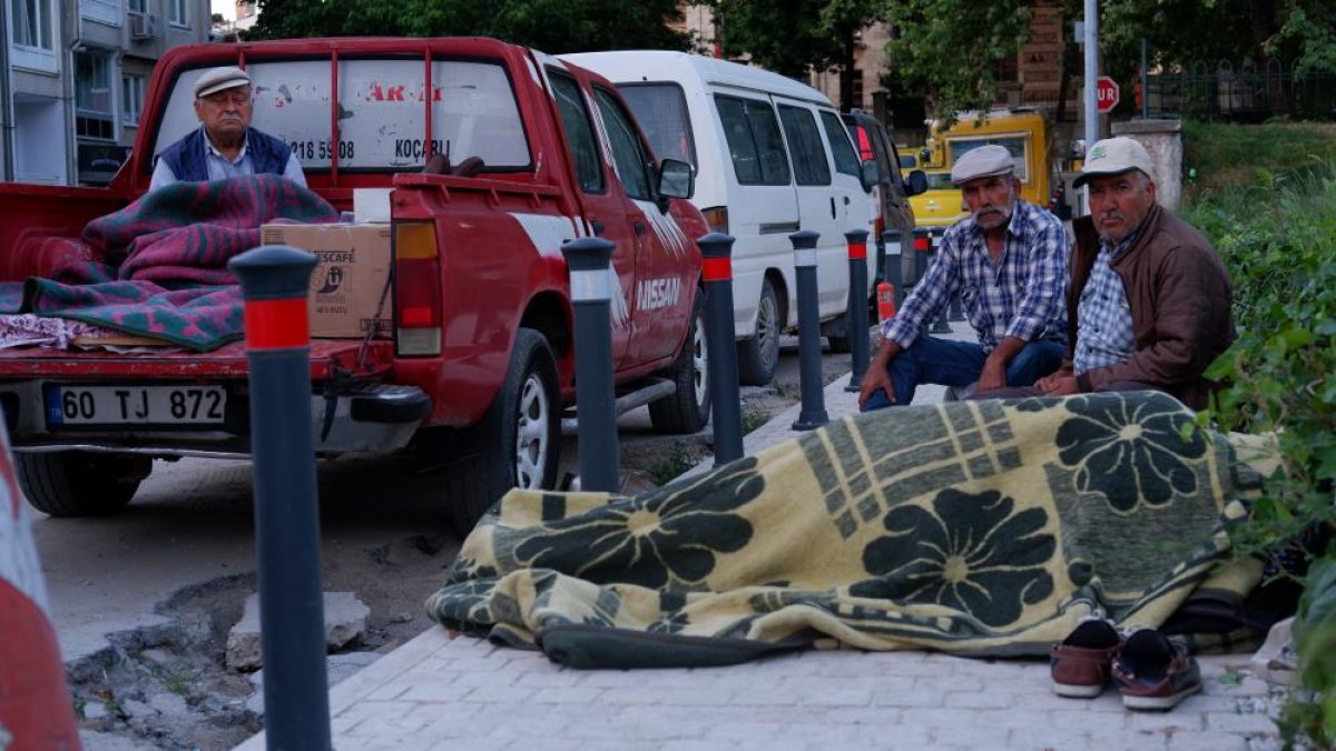 Kırkpınar için Edirne'ye gelenler, otel bulamayınca parklarda sabahladı