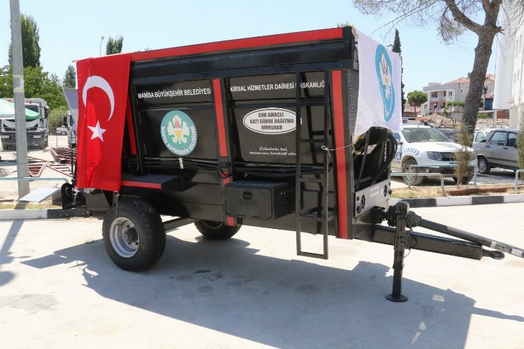 Manisa Selendi'de römorku çiftçilere katı gübre makinası