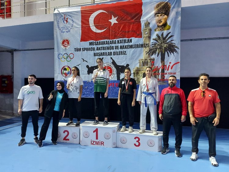 Manisalı karateciler İzmir'den madalyayla döndüler