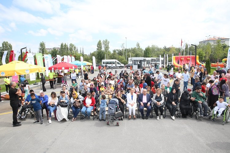 Memduh Büyükkılıç, özel öğrencilerin karnelerini dağıtı