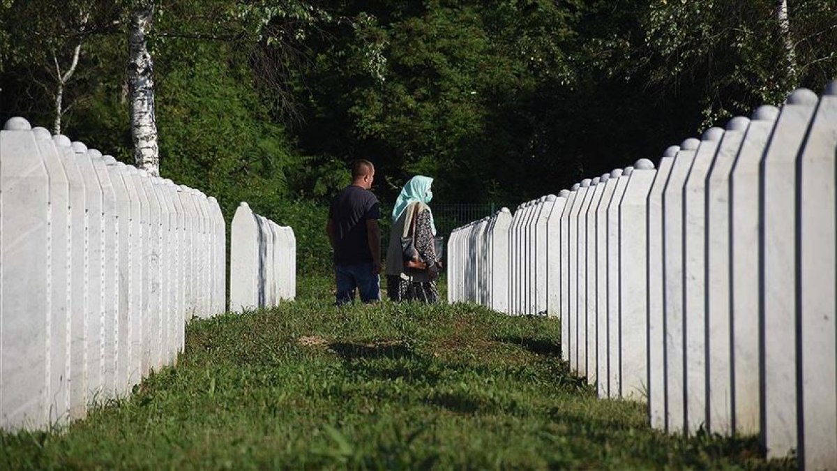 Srebrenitsalı Mevlida Nine, yıllar sonra bulunan bir oğlunu ve eşini defnedecek
