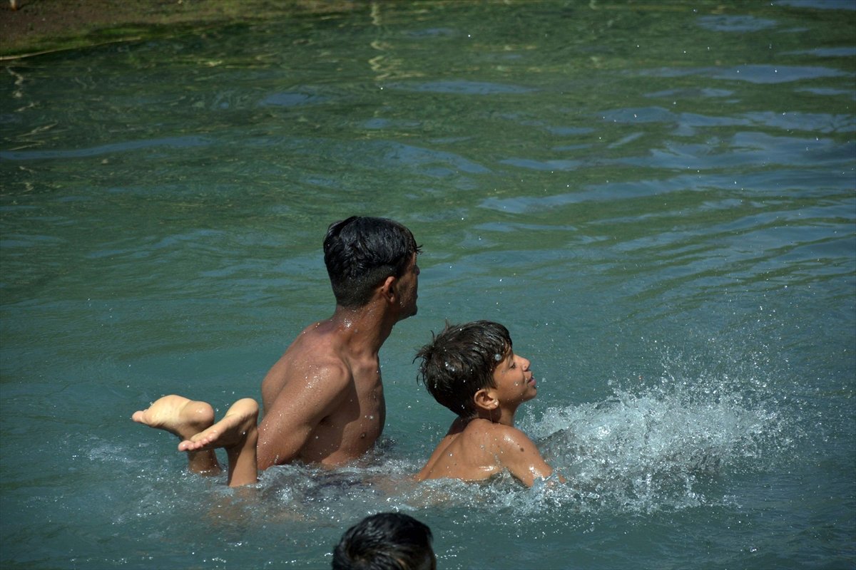 Süleymaniye'de halk, serinlemek için nehirlere giriyor