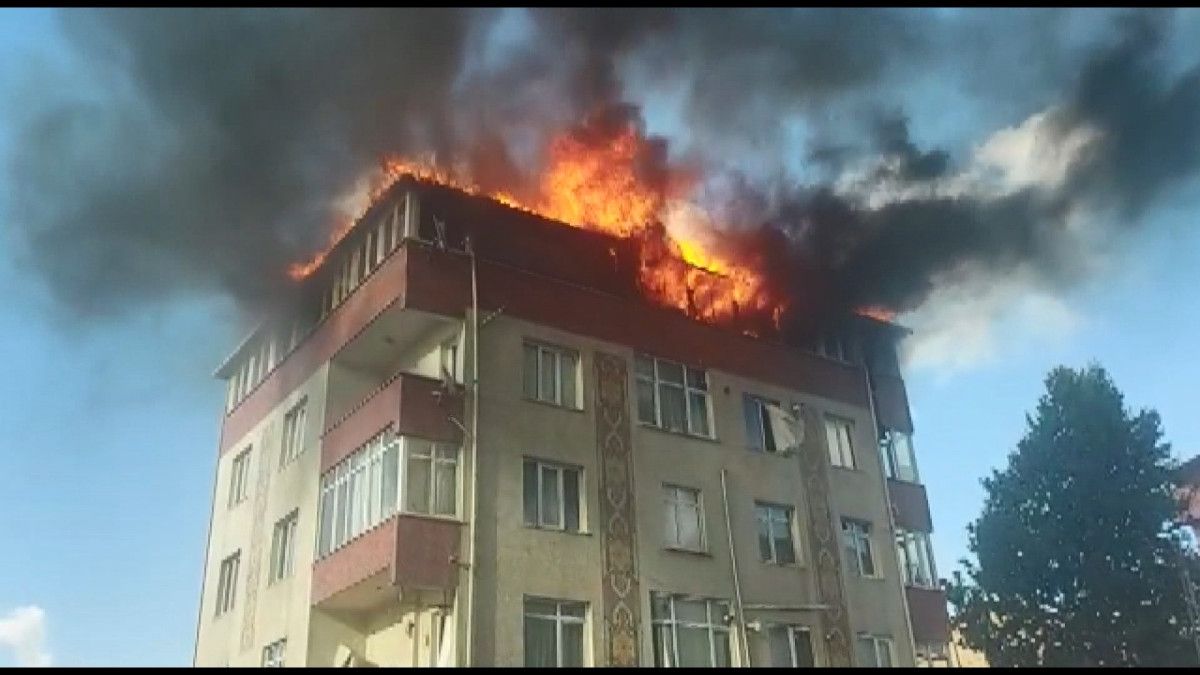 Sultanbeyli’de 5 katlı binanın çatısında yangın paniği