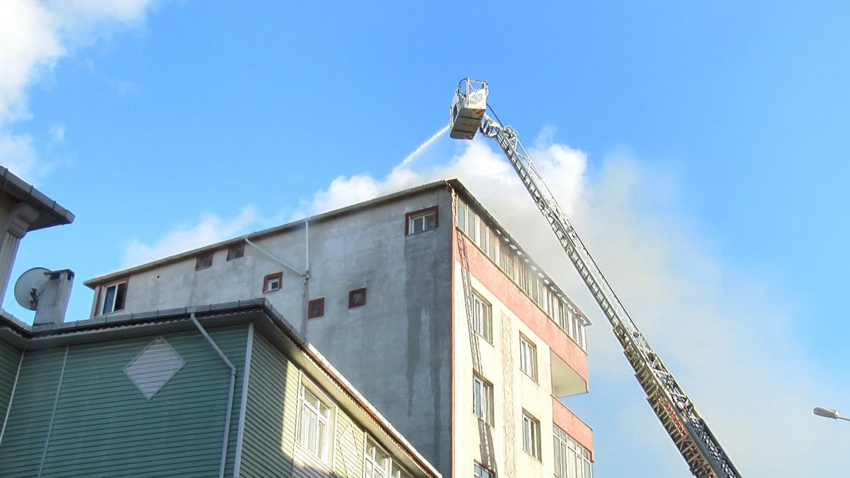 Sultanbeyli’de 5 katlı binanın çatısında yangın paniği