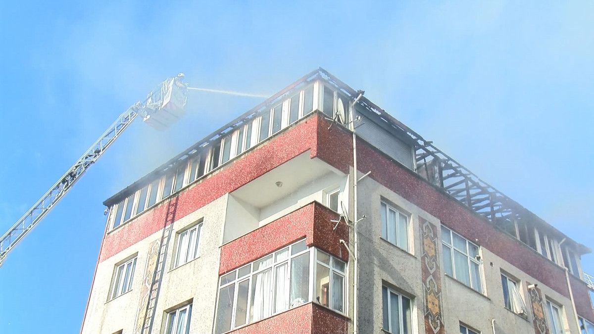 Sultanbeyli’de 5 katlı binanın çatısında yangın paniği
